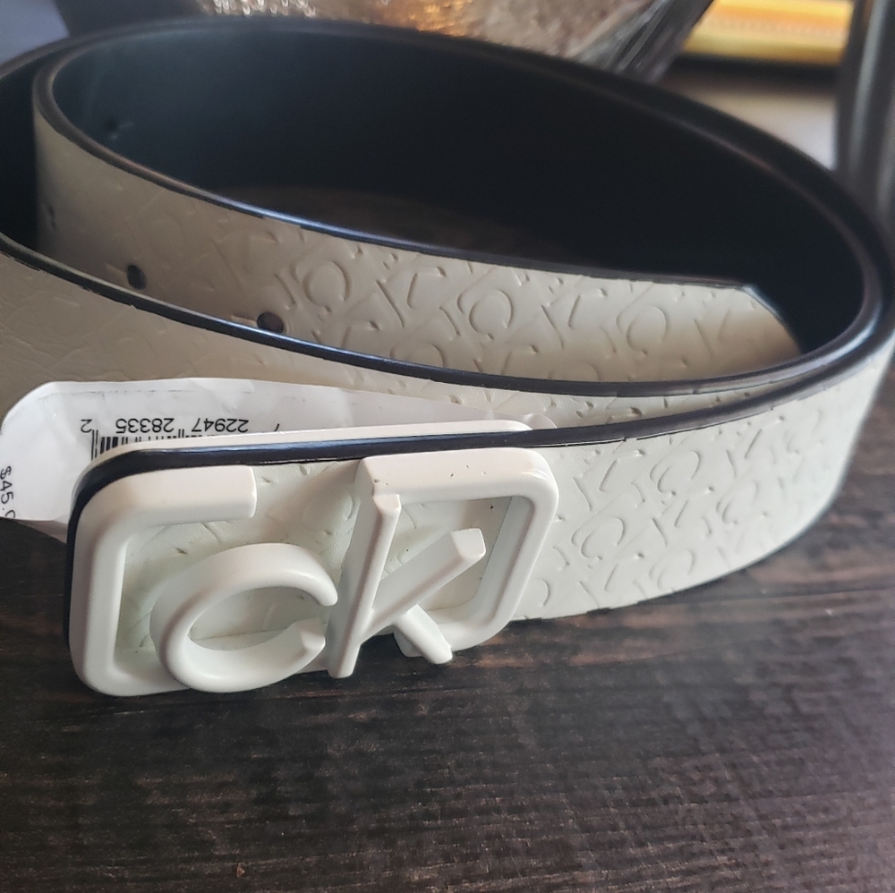 NWT Calvin Klein women belt. Size M/M.
